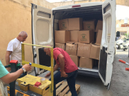 بالصور: جمعية يافا للاغاثة الانسانية توزع الطرود الغذائية في حي شيكونات العرب بيافا